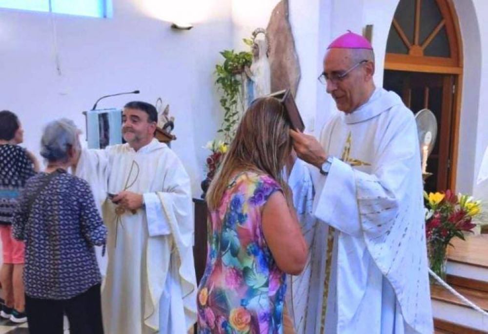 El arzobispo de La Plata celebró la misa en el santuario de Lourdes y señaló que María siempre 