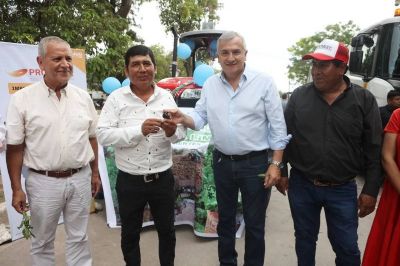 Apoyo a la producción local. El Gobernador Morales entregó un tractor a cooperativa agrícola de Aguas Calientes