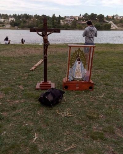 Los peregrinos pasearon a la Virgen de Luján por el río Negro en misión religiosa