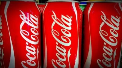 Coca-Cola ganó 16% menos en el cuarto trimestre pero conforma a los inversores