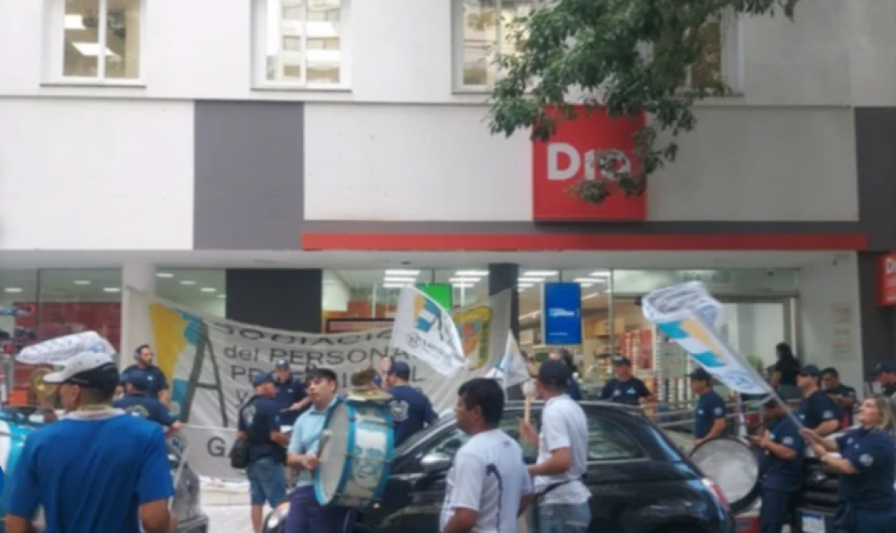 Jerrquicos de Comercio retom las protestas contra Da% por obligar a jefes a quedar bajo convenio, mientras activa la impugnacin en la Justicia