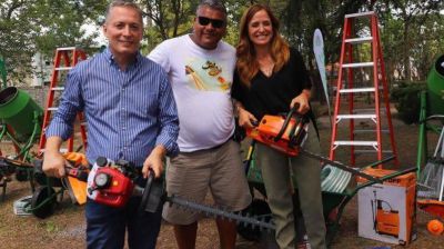 Fernando Gray y Victoria Tolosa Paz entregaron maquinarias, herramientas e insumos a emprendedores, de Esteban Echeverr�a