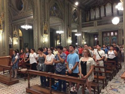 Alegría, comunión y sinodalidad en la primera misa arquidiocesana de jóvenes en La Plata