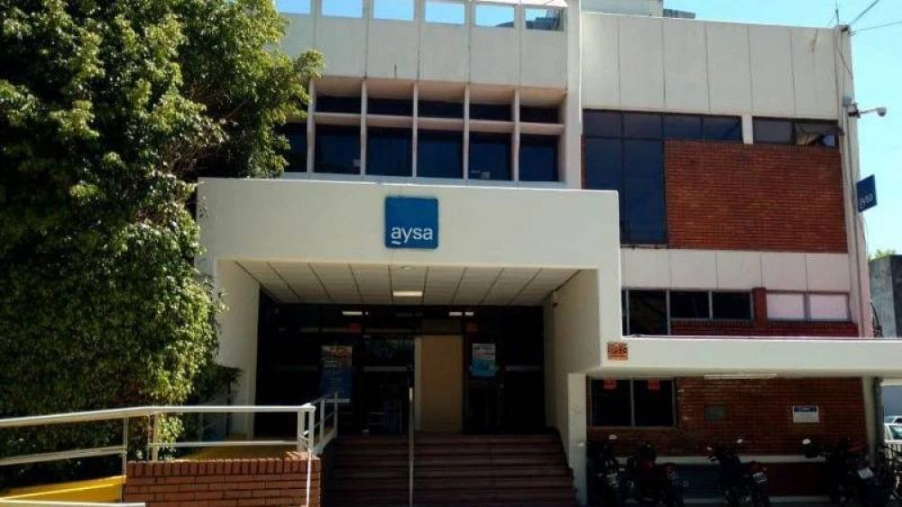 AySA trabaja en la reparacin de una importante caera en San Isidro