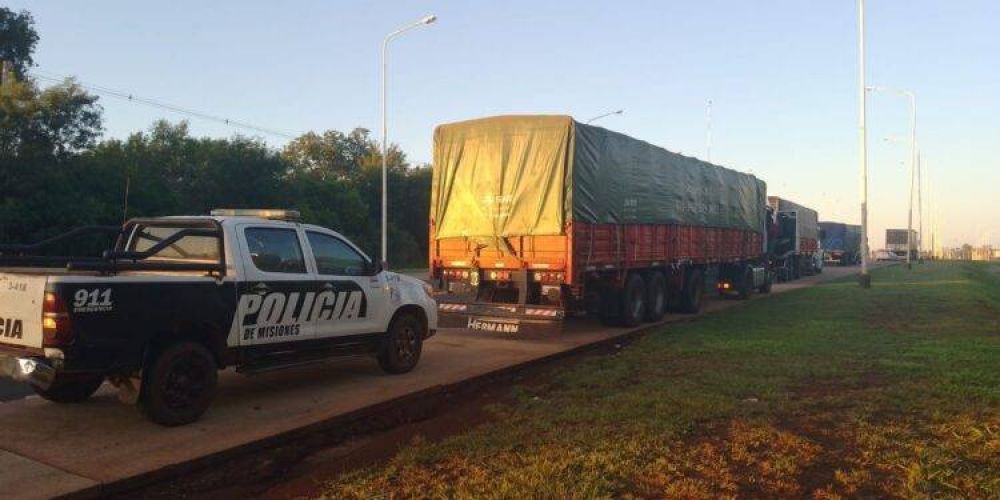 La Policía interceptó un convoy de camiones cargados con granos cuando intentaban ingresar irregularmente a la provincia