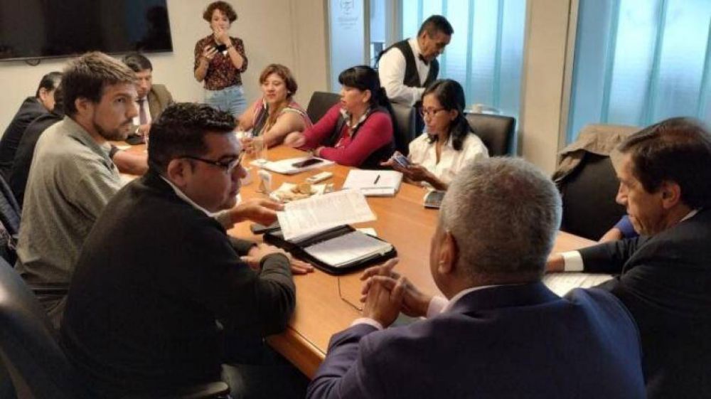 Gremios jujeos reclaman a Gerardo Morales que mejore su propuesta de paritarias