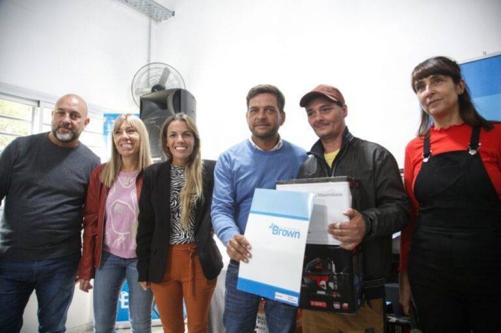 El Municipio concret una nueva entrega de maquinarias y herramientas a emprendedores brownianos