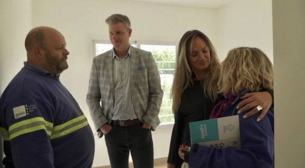 Procrear II: Malena Galmarini junto a Scatolini y autoridades del SGBATOS realizaron una nueva entrega de viviendas en Tigre