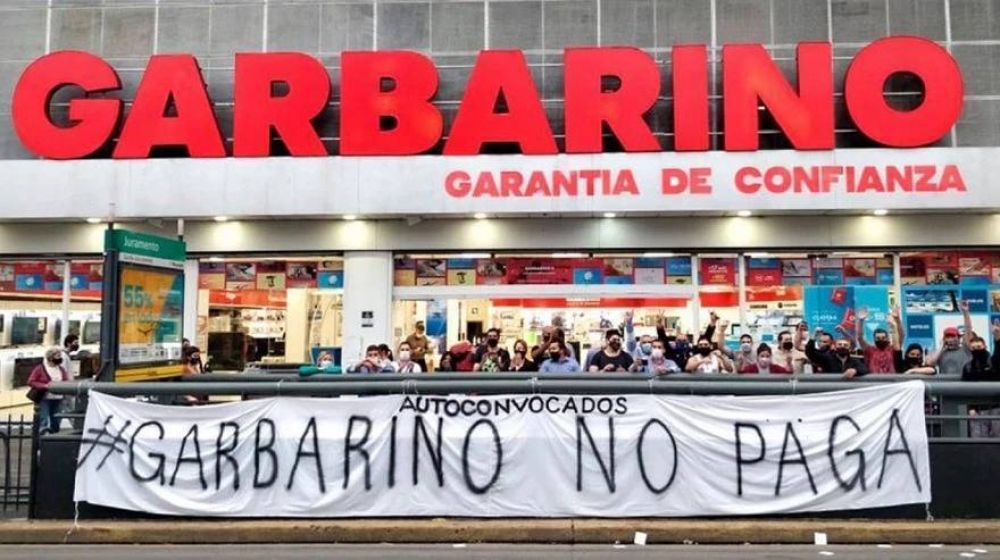 Falta de pagos, depresión por deudas y suicidios: los despedidos de Garbarino vuelven a movilizarse