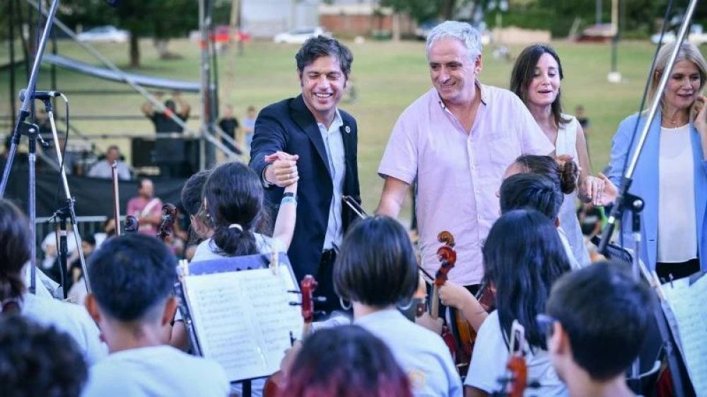 Kicillof visit Chascoms y particip del ensayo de la Orquesta Infantil Argentina