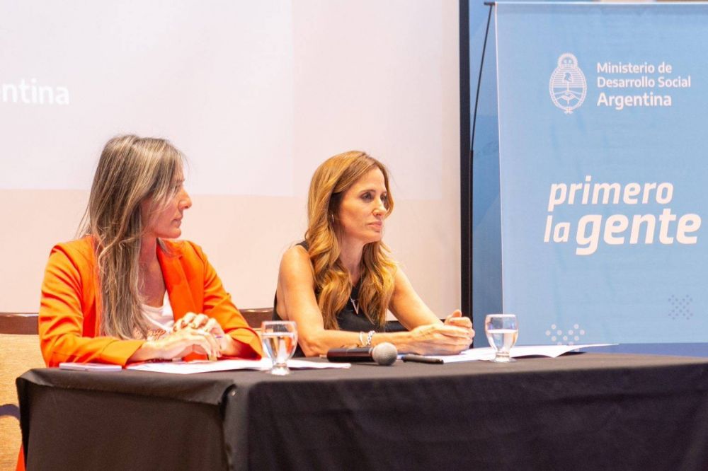 Tolosa Paz present un plan para que 770 mil beneficiarios del Potenciar Trabajo finalicen estudios y se cruz con el gremio de las organizaciones sociales que la compar con Carolina Stanley