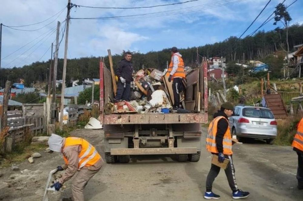 Realizaron limpieza y recoleccin de residuos voluminosos en el barrio 'Latinoamericano' de Ushuaia