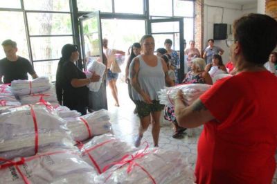 El Municipio de Echeverría entregó guardapolvos para más de 2.200 niñas y niños de Canning y El Jagüel