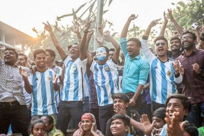 Embajada argentina en Bangladesh: Pern, ftbol y dlares