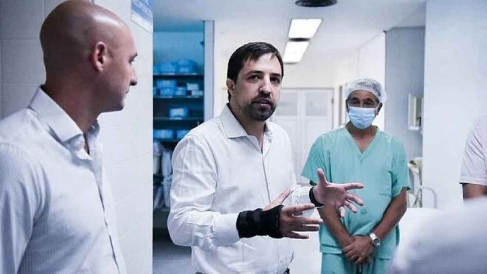 Beto Ramil y el ministro Nicols Kreplak recorrieron la nueva terapia intensiva y el quirfano central del Hospital Erill