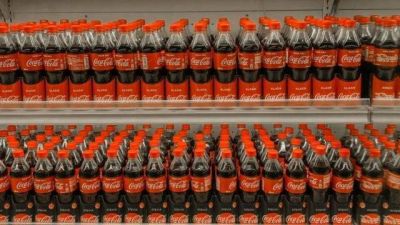 Bruselas cierra investigaci�n sobre Coca-Cola y sus embotelladoras europeas