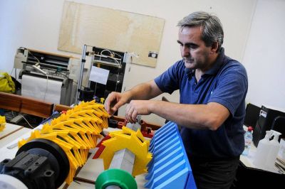 Diseñan la primera trituradora de neumáticos nacional: buscan aplicar lo reciclado en las rutas