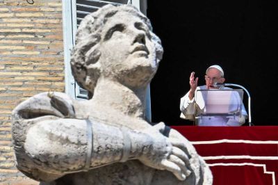 El papa llama a arrestar a traficantes tras naufragio de migrantes en Italia