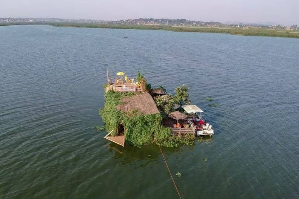 Reciclando la basura del lago Victoria, un ugands fabric un innovador barco turstico
