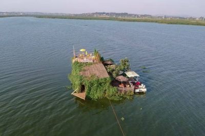 Reciclando la basura del lago Victoria, un ugandés fabricó un innovador barco turístico