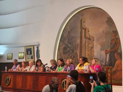 Mujeres sindicalistas coparon la CGT, reclamaron por la conducción y cantaron por «Cristina presidenta»