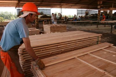 Nuevo aumento para madereros que cerrarán la paritaria anual en un 104%