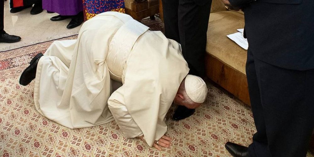 10 aos de Papa Francisco: El da que el Papa se arrodill para besar los pies de sus invitados