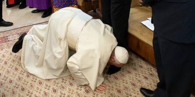 10 años de Papa Francisco: El día que el Papa se arrodilló para besar los pies de sus invitados