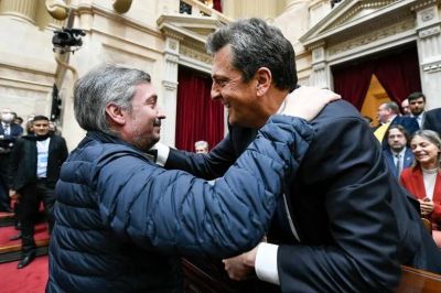 La C�mpora en su laberinto, entre criticar al FMI y salvar a Massa