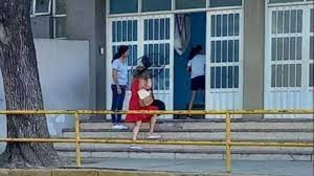 Desde el Ministerio de Educacin sealaron que no debera haber escuela sin ventiladores: 