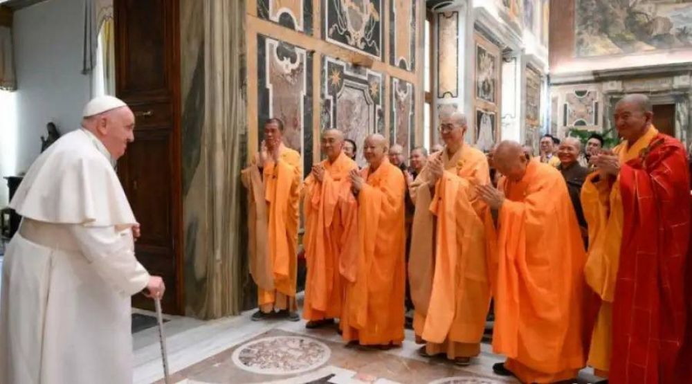Papa Francisco a budistas: La cultura del encuentro derriba los muros que nos dividen