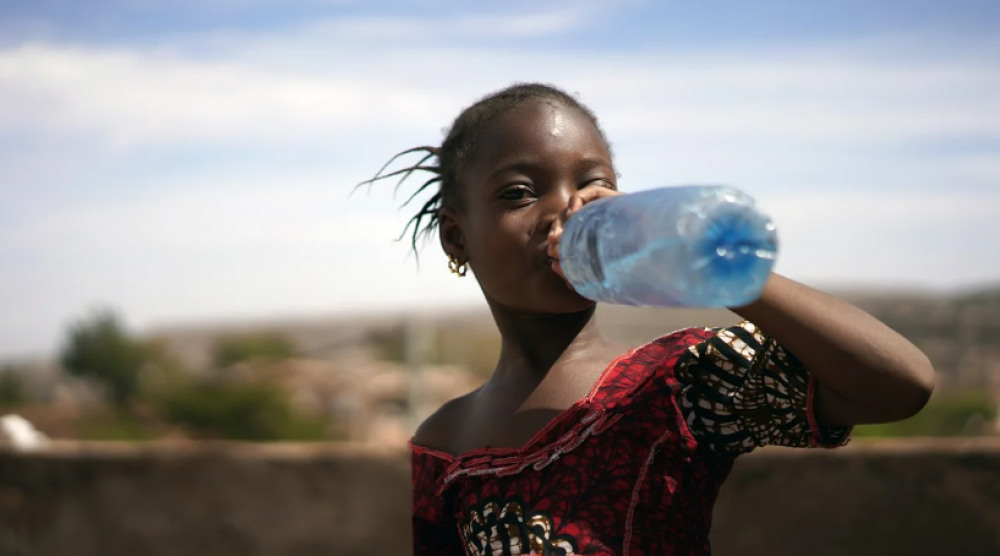Reporte mundial: el agua embotellada no es más segura que la de las canillas