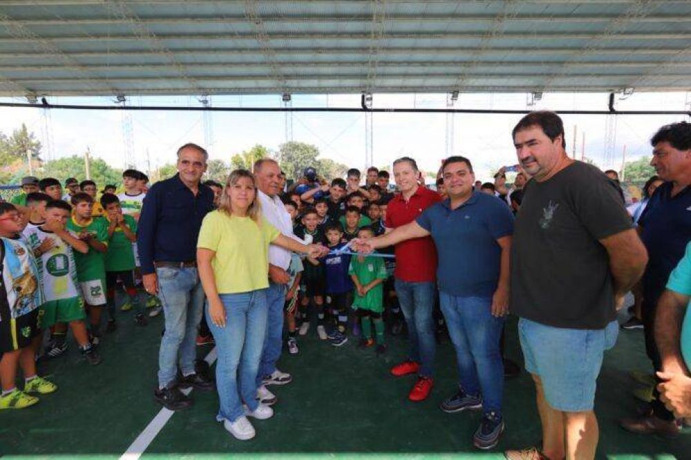 Fernando Gray inauguró los techos parabólicos de los clubes Las Colinas y Estrella del Sur