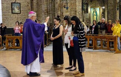 Bendición de jóvenes embarazadas en la catedral de Neuquén