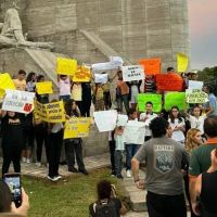 Protesta en el Monumento por el aumento en el precio de los viajes de egresados