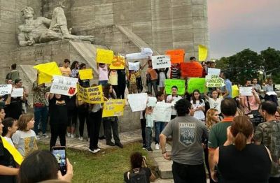 Protesta en el Monumento por el aumento en el precio de los viajes de egresados