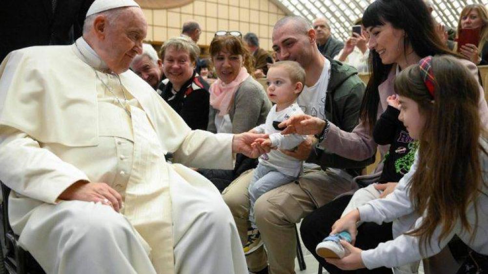 El Papa: la comunidad no se hace en el espejo, sino caminando juntos