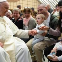 El Papa: la comunidad no se hace en el espejo, sino caminando juntos