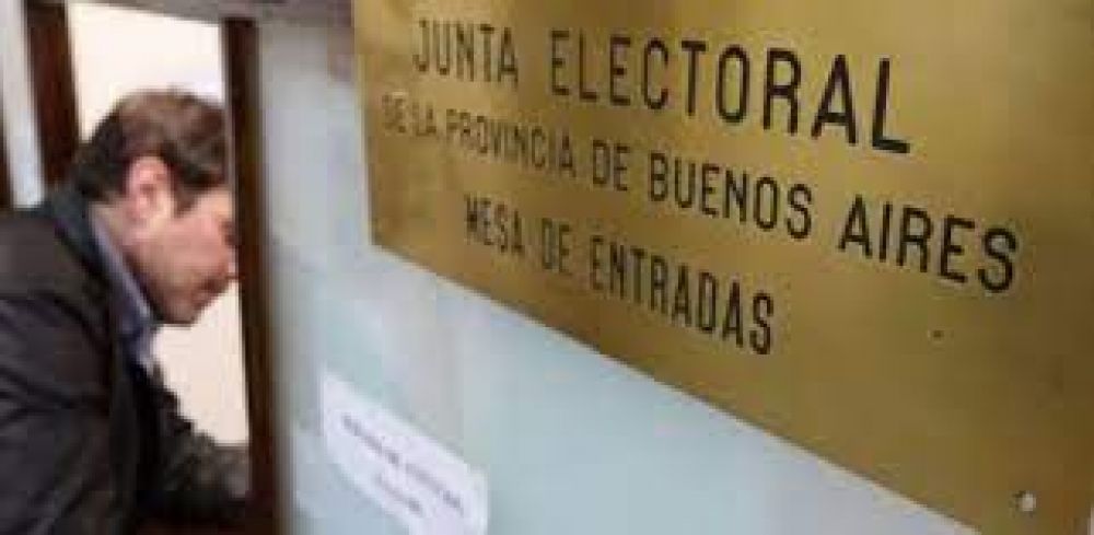 Kicillof estamp su firma para oficializar y completar casilleros en la Junta Electoral
