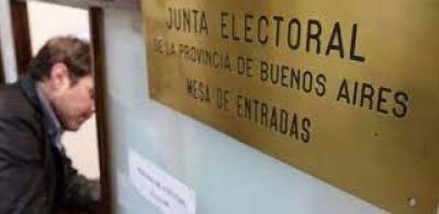 Kicillof estampó su firma para oficializar y completar casilleros en la Junta Electoral