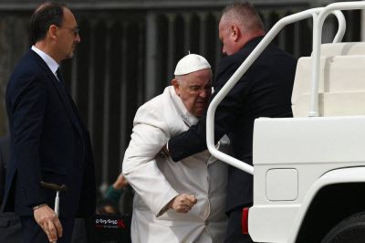 El papa Francisco suspendi� las audiencias de esta semana