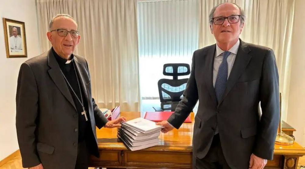 Obispos españoles entregan al Defensor del Pueblo 6 tomos de información sobre abusos
