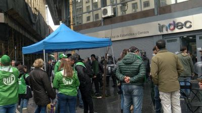 Mientras el salario m�nimo qued� en $ 80 mil para abril, una �familia tipo� requiri� en febrero m�s de $ 273 mil para cubrir consumos m�nimos, seg�n ATE Indec