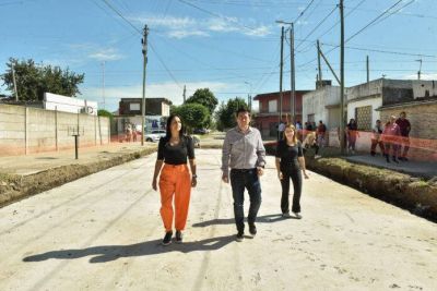 Correa y Nardini recorrieron la calle Lavallol, donde se realiza un nuevo pavimento
