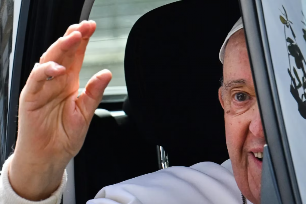 El papa Francisco fue dado de alta del hospital y regresó al Vaticano