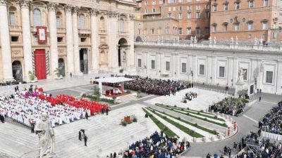 El papa Francisco presidi la misa del Domingo de Ramos desde la Plaza San Pedro en el Vaticano