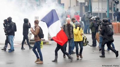 Denuncian un centenar de detenciones arbitrarias en protestas en Francia