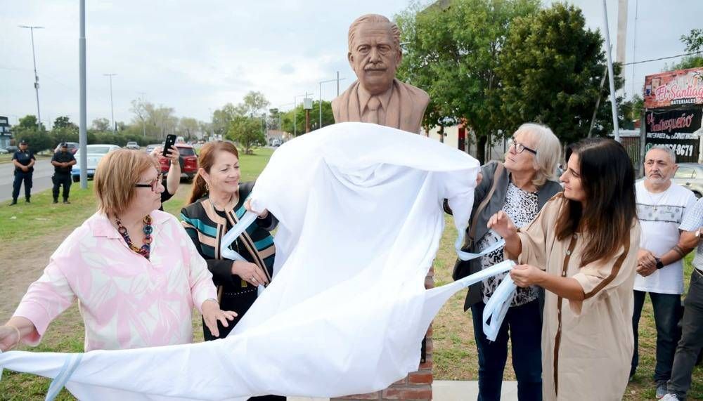 Presidente Pern | Cantero descubri un monumento de Ral Alfonsn en el aniversario de su fallecimiento