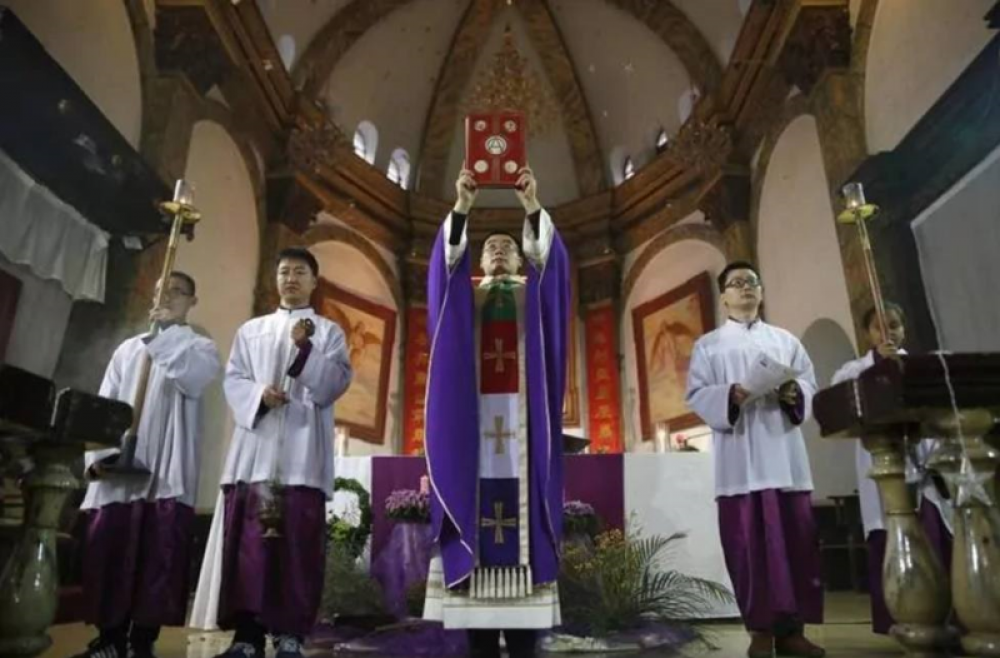 China violenta el acuerdo provisional con la Santa Sede y nombra un nuevo obispo