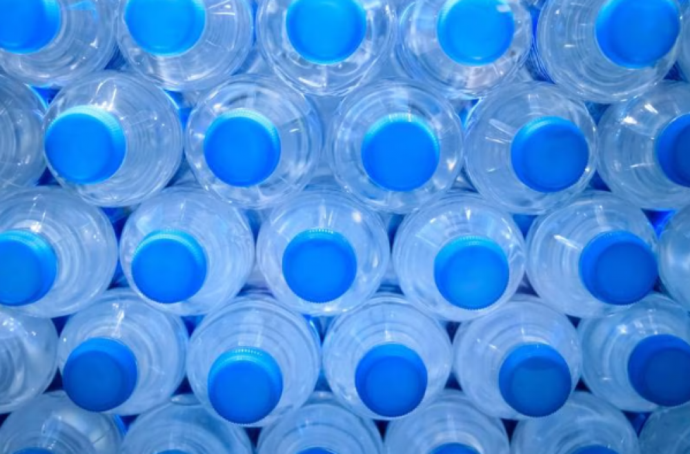 Precio de agua embotellada en establecimientos no debe exceder del doble del costo comercial